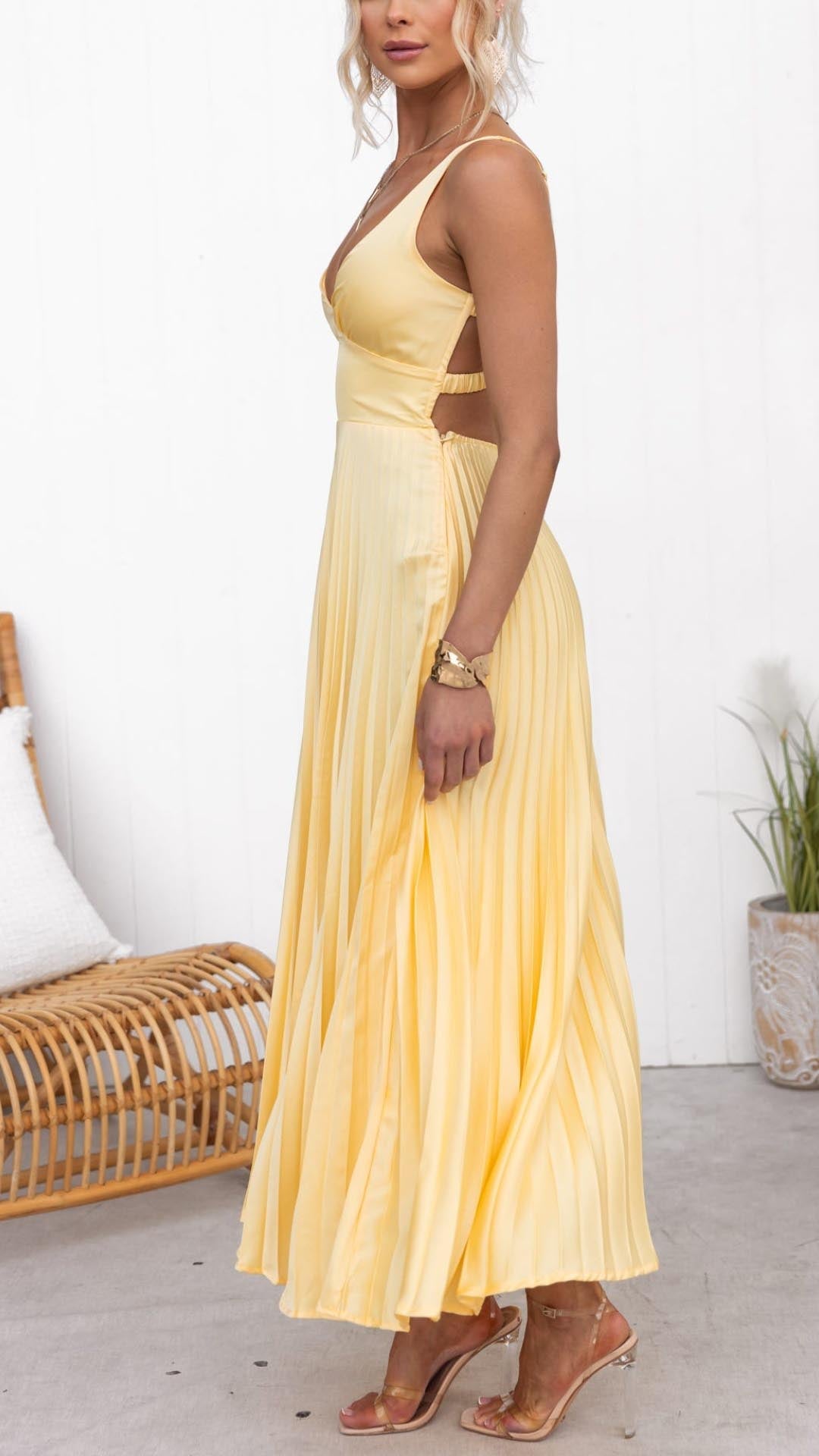 Eline | Elegant long dress with V neckline and pleated skirt